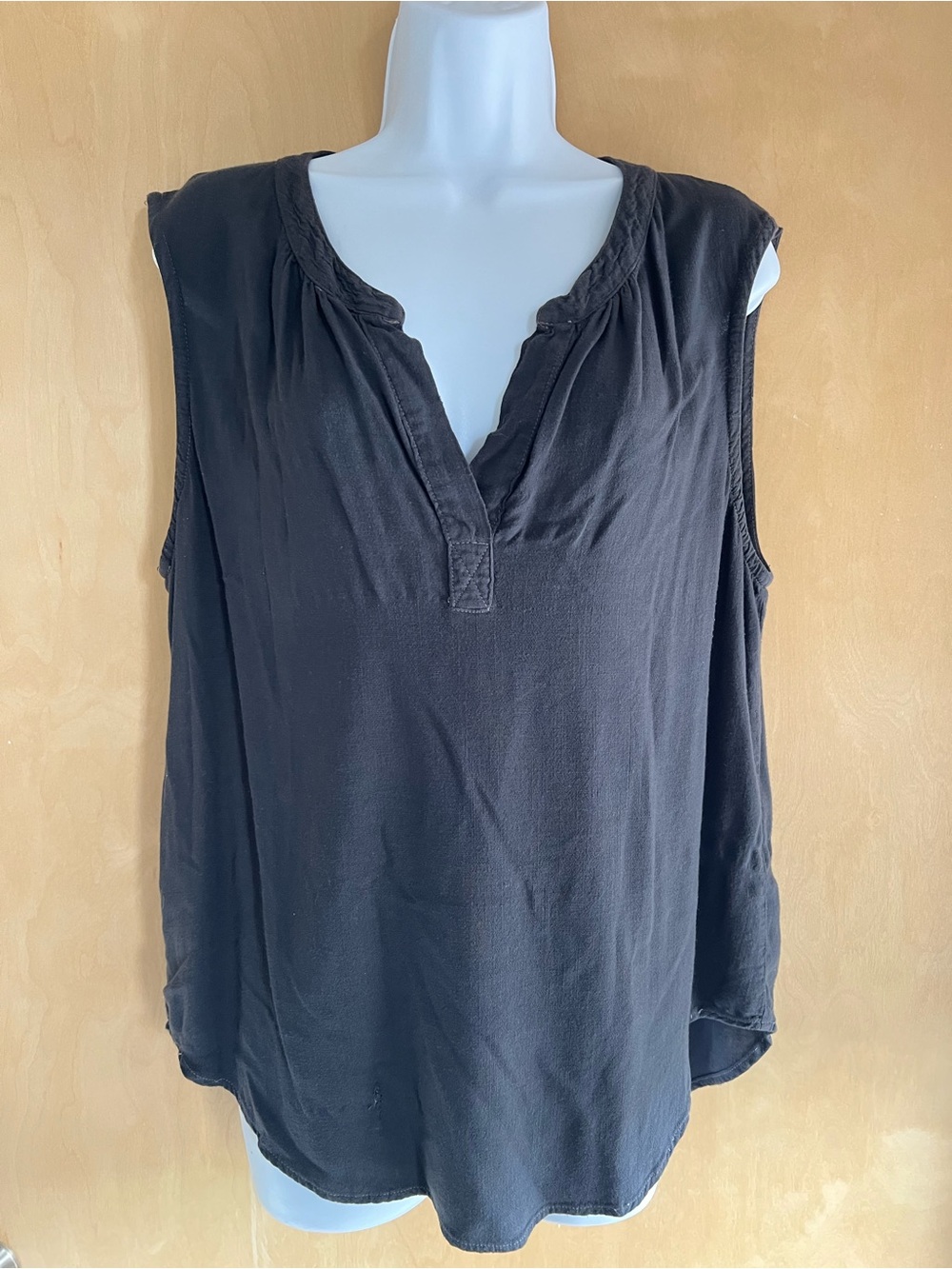 Velvet by Graham & Spencer Purple Sleeveless V-Neck Top